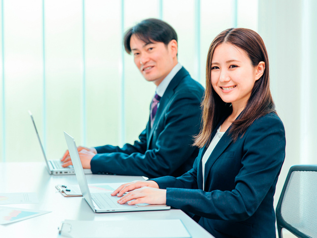 パソコン入力をしている男女の写真