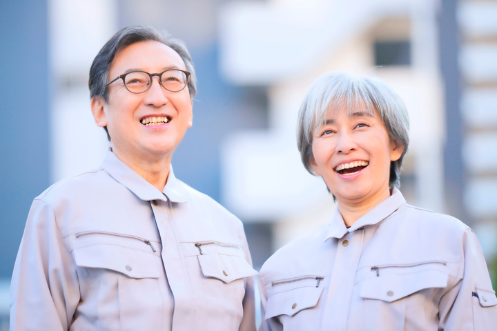 笑顔の男女スタッフ