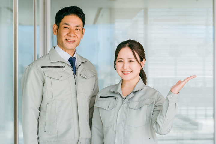 作業服を着た人物写真
