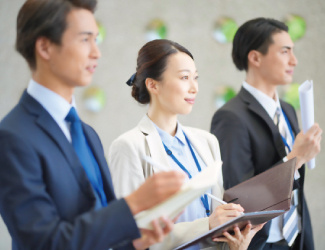 男女社員の写真