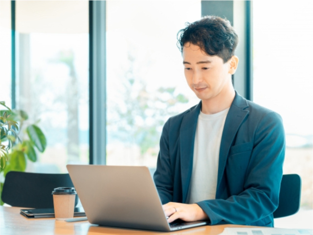 PC作業をする男性