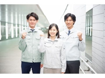作業服男女の写真／製造メーカーにて溶接・組立作業