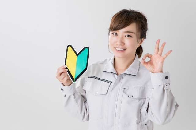 初心者マークを持つ女性